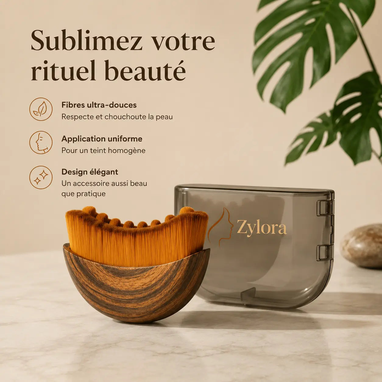 Brosse lymphatique visage Zylora avec fibres ultra-douces et manche effet bois, posée devant son boîtier de protection transparent sur une surface beige élégante. Design minimaliste avec feuilles tropicales en arrière-plan et texte mettant en avant une application uniforme, un design élégant et un soin doux pour la peau