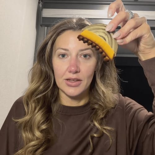 Femme utilisant la brosse de drainage lymphatique Zylora sur son visage